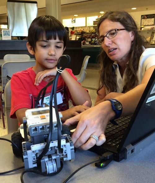 Prior to the COVID-19 pandemic, Extension 4-H STEM educator Lu Seapy taught youth robotics in person
