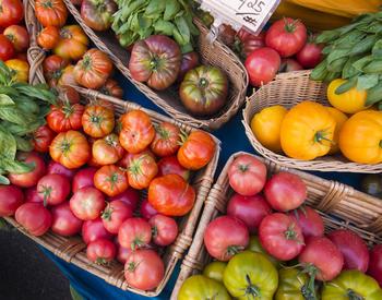 Heirloom tomatoes on display at a farmer's market.