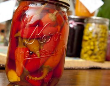 Canned peppers in glass jar (photo Lynn Ketchum)